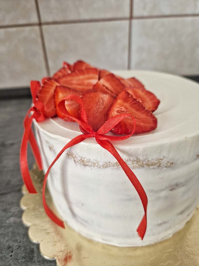 glutenmentes-aromamentes-nude-torta-eper